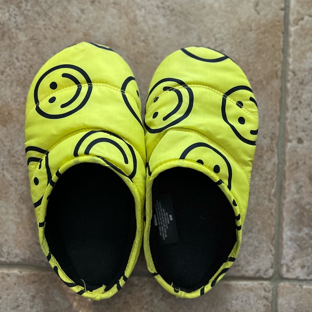 BAGGU Yellow Smiley Face Slippers